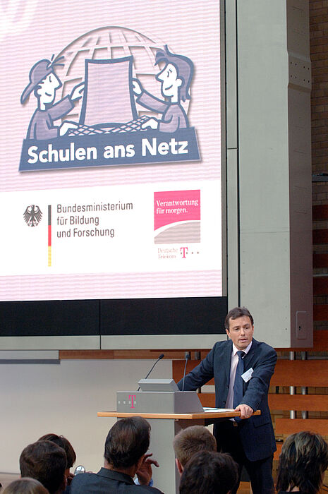 Fotos (Deutsche Telekom AG): Festakt „Zehn Jahre Schulen ans Netz“: Prof. Dr. Bardo Herzig stellt die Studie „Digitale Medien in der Schule“ vor.