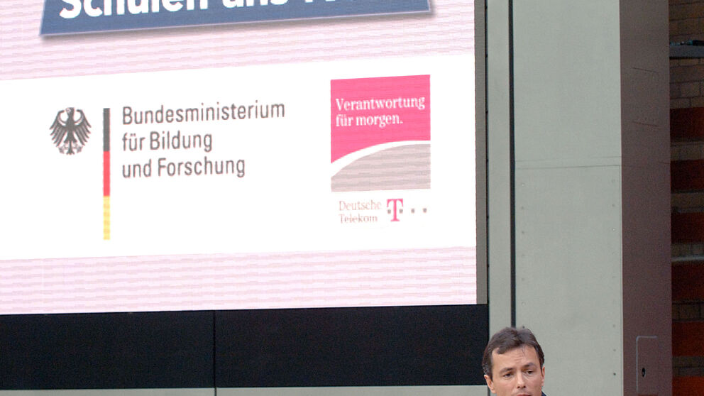 Fotos (Deutsche Telekom AG): Festakt „Zehn Jahre Schulen ans Netz“: Prof. Dr. Bardo Herzig stellt die Studie „Digitale Medien in der Schule“ vor.