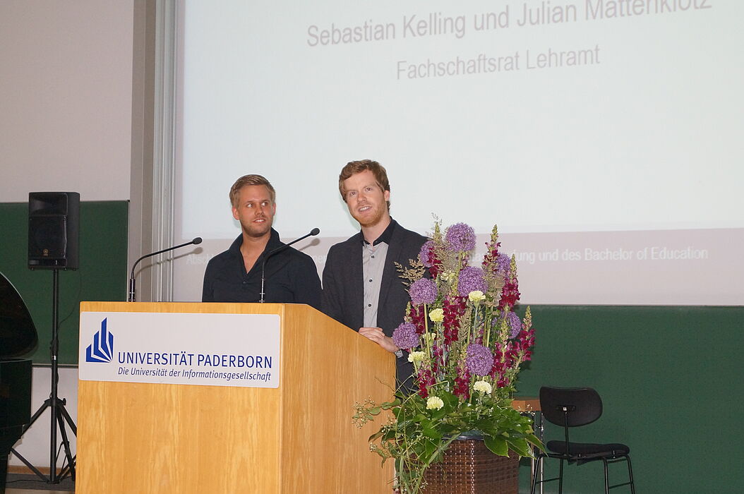 Foto (Maren Büttgen, PLAZ): Erheiterten mit Geschichten aus dem Leben eines Referendars: Julian Mattenklotz und Sebastian Kelling vom Fachschaftsrat Lehramt (v. l.).