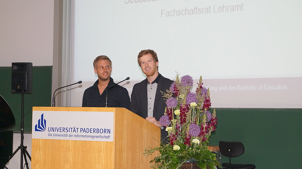Foto (Maren Büttgen, PLAZ): Erheiterten mit Geschichten aus dem Leben eines Referendars: Julian Mattenklotz und Sebastian Kelling vom Fachschaftsrat Lehramt (v. l.).