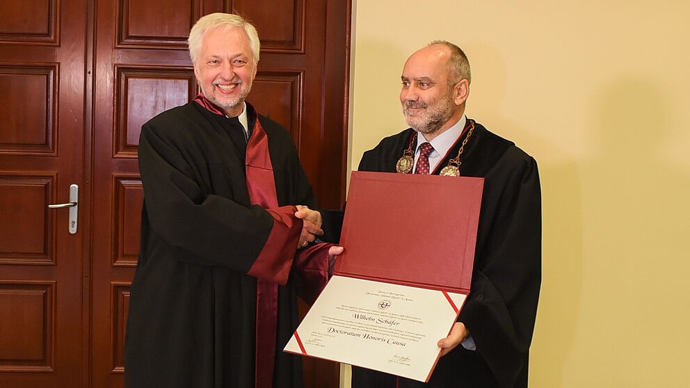 Foto (Universität Mostar): Verleihung der Ehrendoktorwürde der Universität „Džemal Bijedić“ in Mostar durch Rektor Prof. Dr. Sead Pašić an Prof. Dr. Wilhelm Schäfer.
