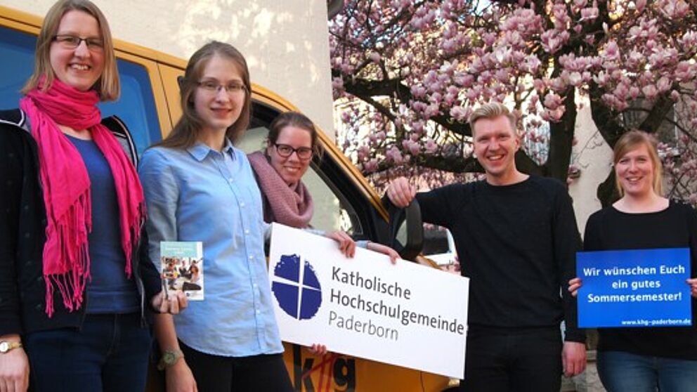 Foto (KHG Paderborn): Sommer, Sonne, Sinn: (v. l.) Leonie Wulf, Elisabeth Schröttke, Inga Bolte, Studierendenpfarrer Nils Petrat und KHG-Referentin Simone Wiedeking.
