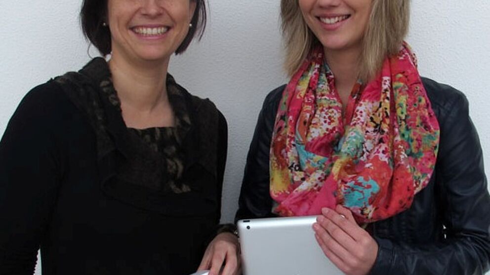 Foto (Universität Paderborn, Cinderella Schröder): Dr. Yvonne Salman überreichte das iPad der Studentin Christin Börsting.