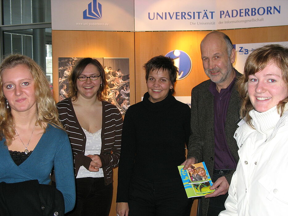 Foto (Christiane Bernert): Beim Infotag der Universität Paderborn ließen sich Schülerinnen und Schüler aus der Region beraten (v.li.): Gymnasiastin Juliane Albrecht (19), Janneke Botta und Katharina Korff, beide  studentische Hilfskräfte bei der Zen