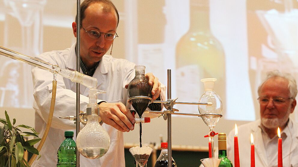 Foto (Universität Paderborn, Adelheid Rutenburges): Auch das ist Chemie: Aus der schwarzen Flüssigkeit wird köstlicher „Weißwein“.