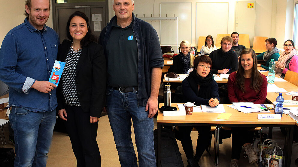 V. l.: Dennis Fergland, Annika Ballhausen (Career Service) und Hans-Norbert Blome (Techniker Krankenkasse) freuen sich über das Interesse der Studierenden an den Workshops des Career Service.