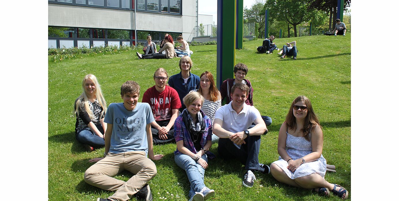 Foto (Universität Paderborn, Department Physik): Das Team des Sommercamps freut sich auf die „Jungstudierenden“.