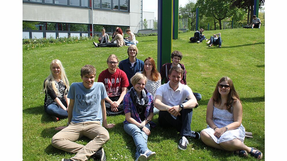 Foto (Universität Paderborn, Department Physik): Das Team des Sommercamps freut sich auf die „Jungstudierenden“.