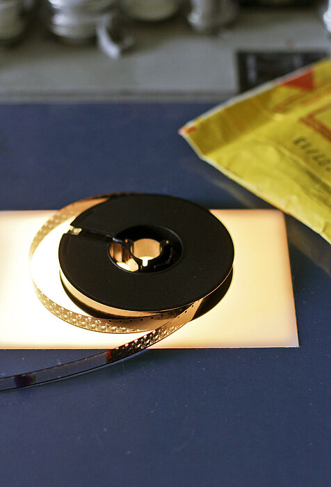 Der Klassiker: Super-8-Film der Firma Kodak im gelben Versandbeutel. Auch andere Firmen wie Agfa boten Super-8-Film an.