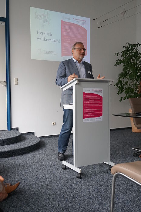 Foto: Begrüßung der Teilnehmerinnen und Teilnehmer durch den Dekan der Fakultät für Kulturwissenschaften, Herrn Prof. Dr. Volker Peckhaus.