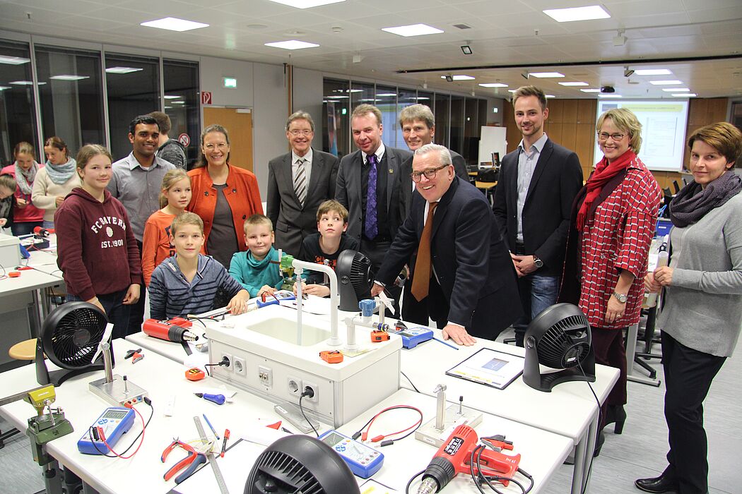 Foto (MIT Kreis Pb): Besuch im zdi-Schülerlabor „coolMINT.paderborn«: (hinten v. li.) Edmond Thevapalan und Professorin Katrin Temmen (Schülerlabor), Christoph Schön (Leiter Stabsstelle Präsidium Uni Paderborn), MIT-Kreisvorsitzender Ulrich Lange, 