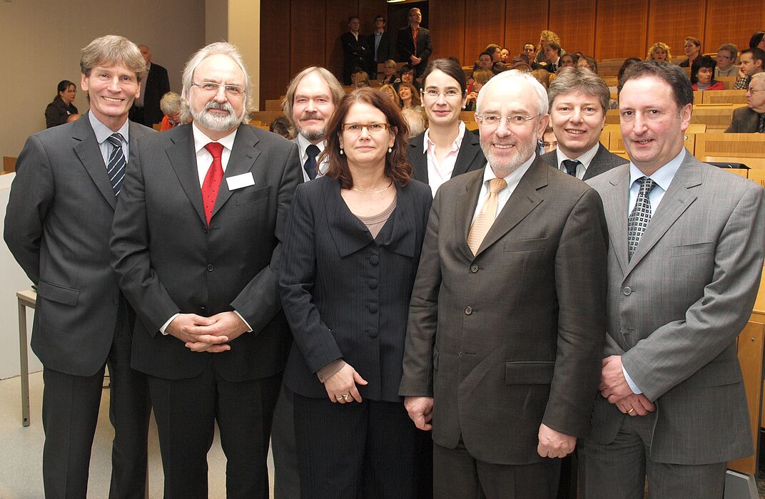 Foto (Universität Paderborn, Martin Decking): Dr. Tegeder, die Professoren Dr. Risch, Dr. Biehler, Dr. Dietz, Dr. Meister, Dr. Roßnagel, Dr. Faust, Dr. Hochmuth