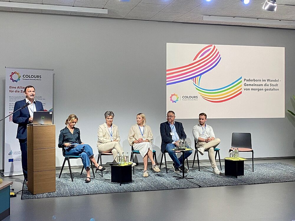 Bei einer Paneldiskussion diskutieren Expert*innen aus verschiedenen Bereichen zentrale Aspekte der Smart City-Entwicklung. 