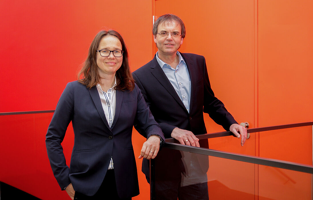 Foto (Universität Paderborn, Jennifer Strube): Dr. Katja Simons und Prof. Dr. Torsten Meier, Vizepräsident für Internationale Beziehungen.