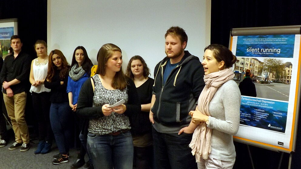 Foto (Universität Paderborn, Jasmin Rostam): Studierende stellen ihre selbstgedrehten Filme vor.