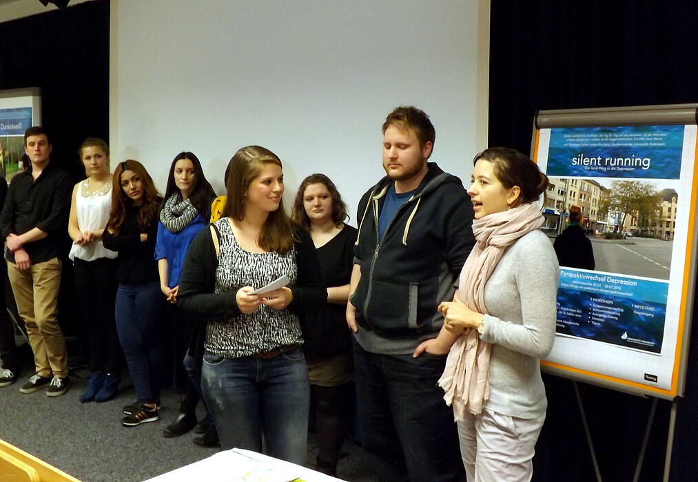 Foto (Universität Paderborn, Jasmin Rostam): Studierende stellen ihre selbstgedrehten Filme vor.