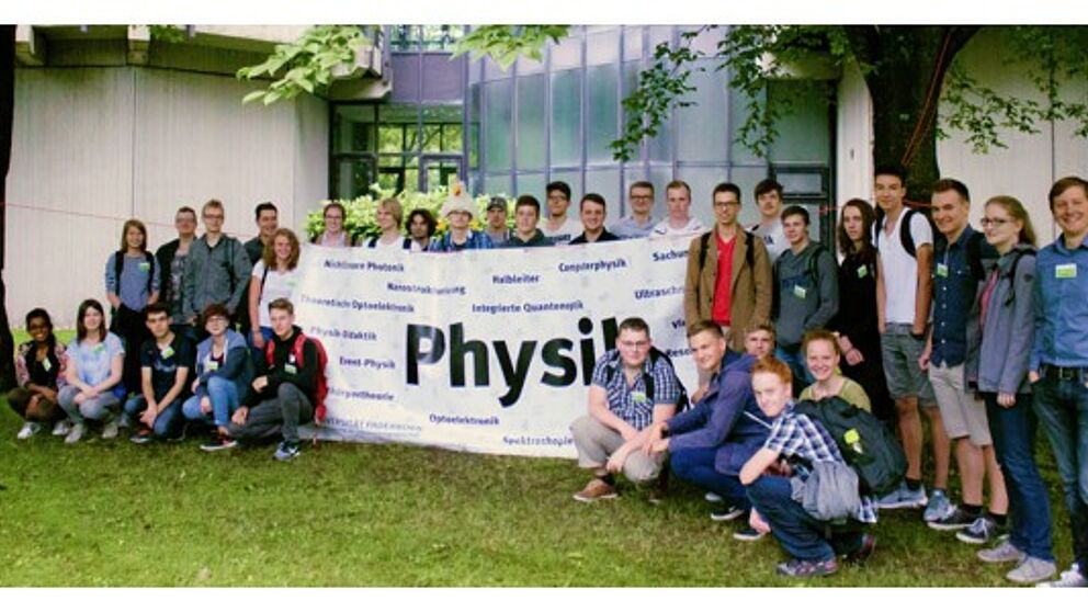 Foto (Universität Paderborn, Department Physik): Die Teilnehmerinnen und Teilnehmer des dritten SommerCamps Physik 2017 an der Universität Paderborn.