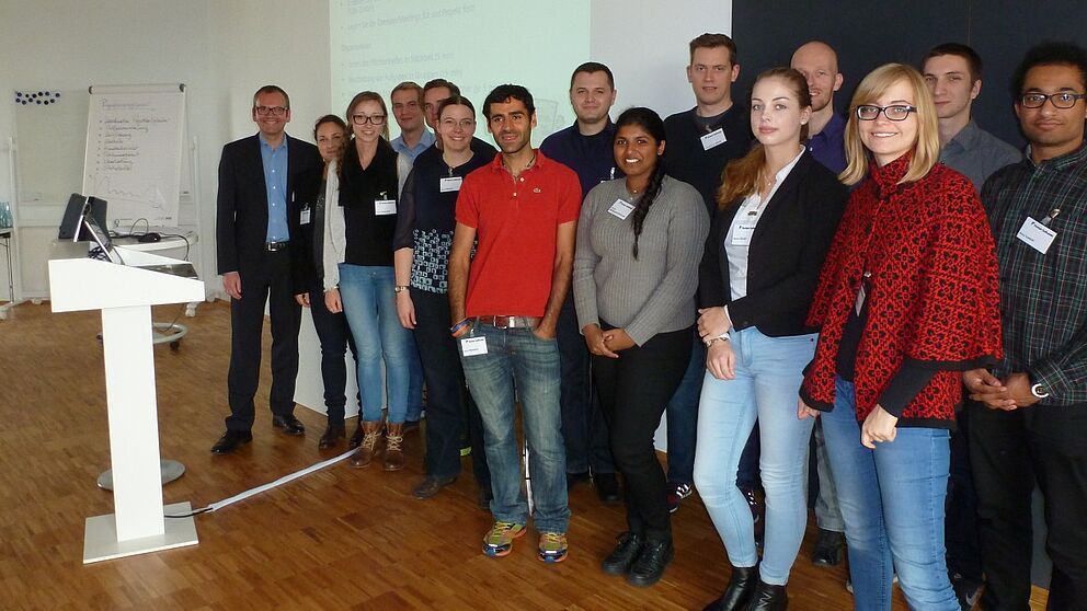 Foto (Ferber-Software GmbH): 13 Studierende der Uni Paderborn waren zu Besuch bei der Ferber-Software GmbH in Lippstadt.