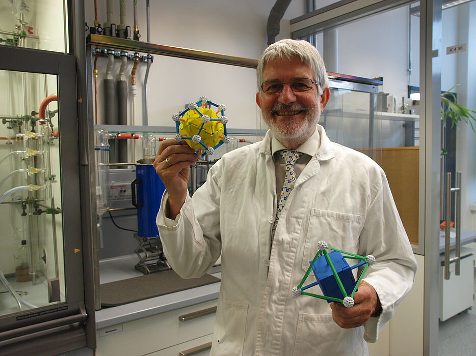 Foto (Universität Paderborn, Martin Decking): Prof. Dr. Gerald Henkel freut sich über neue Forschungsmöglichkeiten an der Hochleistungsstrahlenquelle in Hamburg. Hier will er chemische Reaktionen auf der Molekülebene sichtbar machen, um so auch Prozes