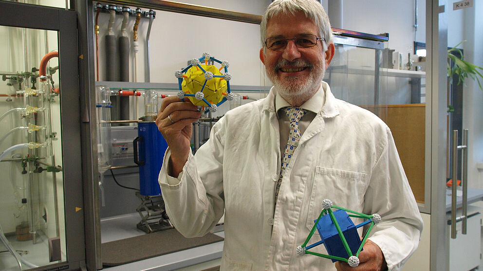 Foto (Universität Paderborn, Martin Decking): Prof. Dr. Gerald Henkel freut sich über neue Forschungsmöglichkeiten an der Hochleistungsstrahlenquelle in Hamburg. Hier will er chemische Reaktionen auf der Molekülebene sichtbar machen, um so auch Prozes