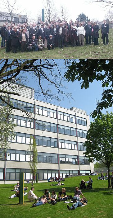 Abbildung: Damals und heute: An der Stelle gegenüber dem Audimax, wo sich im Jahre 2005 die Tagungsteilnehmer zu einem Gruppenbild versammelten (oben), steht heute das Gebäude K, das neue Chemiegebäude. [Fotos: Andreas Hoischen (oben), Heinz Kitzerow (