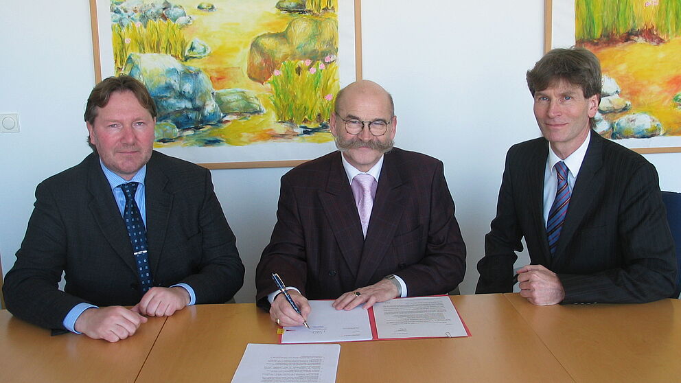 Foto: Prof. Dr. Michael Dellnitz, Rektor Prof. Dr. Nikolaus Risch und Kanzler Jürgen Plato freuen sich über 500.000 Euro Forschungsgelder, die der Universität Paderborn jetzt von der Europäischen Union bewilligt wurden.