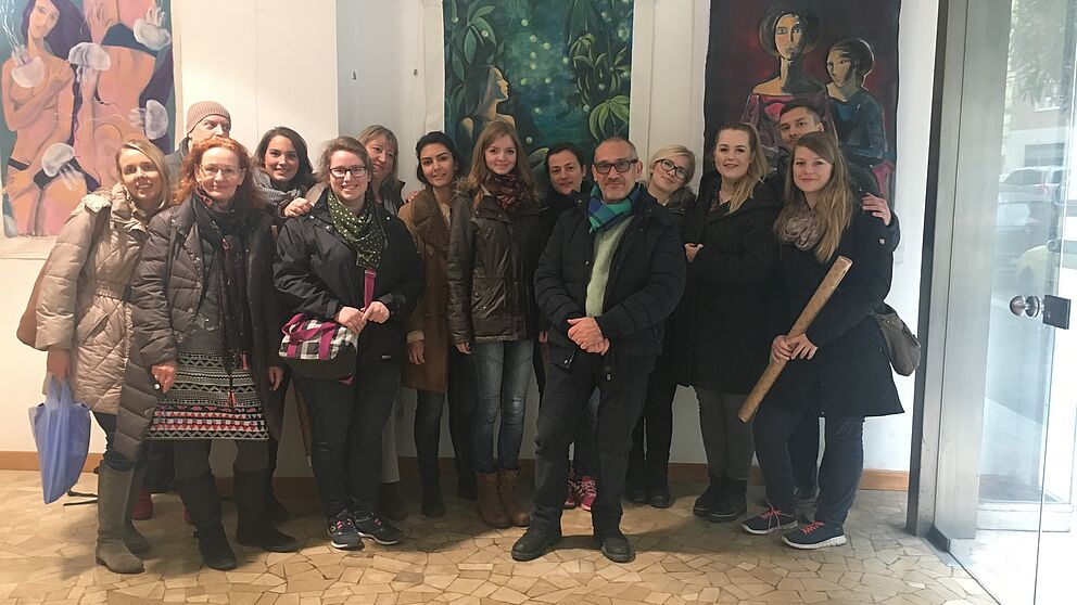 Foto (M. Roscher): Atelierbesuch der Paderborner Exkursionsgruppe bei Paolo Bigelli.