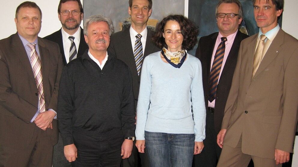 Foto: Uni und Unternehmer ziehen an einem Strang (v. l.): Peter Kaufmann vom BVMW Hochsauerlandkreis, Manfred Kirchherr von der DGS, Karl-Ludwig Hesse von Ikoplan, Prof. Dr. Jens Hogreve von der Uni Paderborn sowie Haike Krauß, Manfred Gubitz und Dr. Uwe