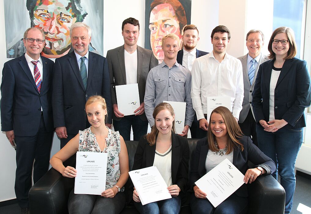 Foto: (v. l. n. r.) Landrat Manfred Müller, Uni-Präsident Prof. Dr. Wilhelm Schäfer mit den ausgezeichneten Stipendiatinnen und Stipendiaten sowie Christoph Schön, Stabsstelle Präsidium Hochschulnetzwerk und Fundraising (2. v. r.) und  Friederike Ruw