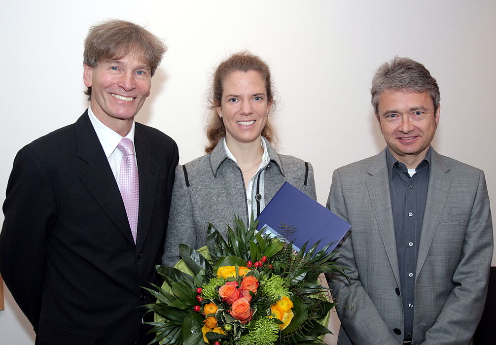 Foto (Universität Paderborn, Vanessa Dreibrodt): Prof. Dr. Nikolaus Risch (li.) und Prof. Dr. Bernd Frick zeichneten Neu-Stipendiatin Dr. Karina Becker aus.
