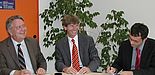 Foto (Universität Paderborn): Dr. Scott Johnson, Prof. Dr. Nikolaus Risch und Prof. Dr. Martin Schneider vereinbaren Vertiefung der Partnerschaft mit der Illinois State University.