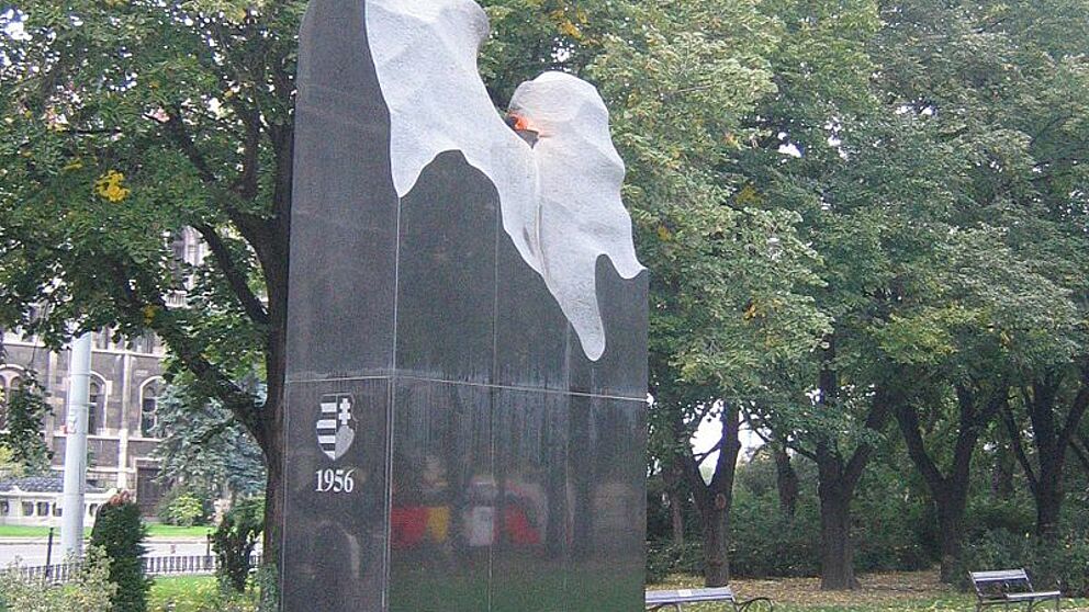 Der Gedenkstein zur Revolution 1956 vor dem Parlamentsgebäude in Ungarn.