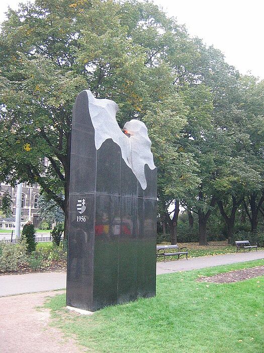 Der Gedenkstein zur Revolution 1956 vor dem Parlamentsgebäude in Ungarn.