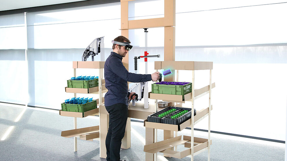 Foto (@Fraunhofer IEM): Mit einer Datenbrille projiziert das Fraunhofer IEM virtuelle Bauteile und Werkzeuge auf den Papp-Prototypen.