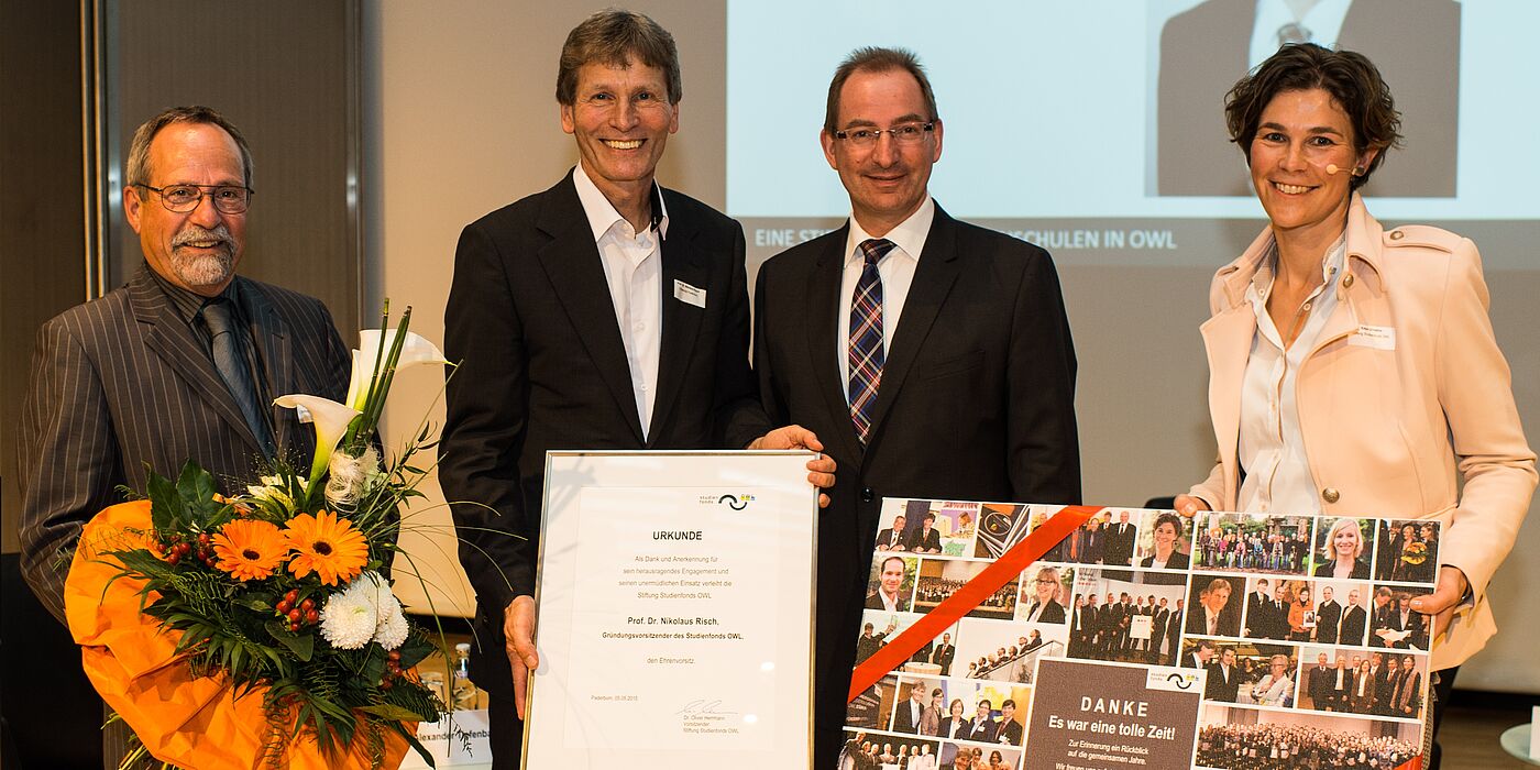 Foto (Martin Brockhoff): Verleihung Ehrenvorsitz Risch. Auf dem Foto zu sehen von links: Prof. Tilmann Fischer, Kuratoriumsvorstand Studienfonds OWL, Prof. Dr. Nikolaus Risch, Ehrenvorsitzender Studienfonds OWL, Dr. Oliver Herrmann, Vorstandsvorsitzender 