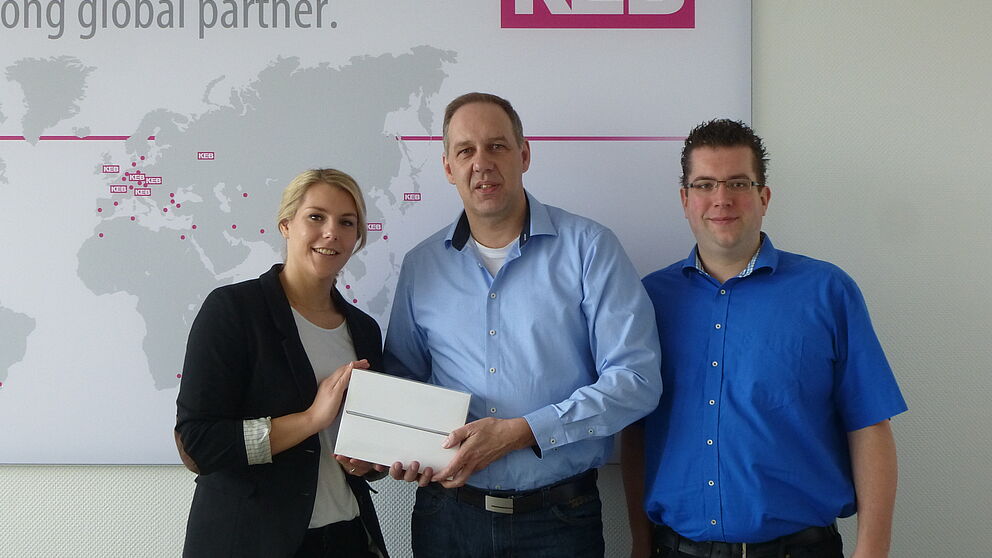 Foto (Universität Paderborn) v. l.: Nicole Stolzenburg (Universität Paderborn, Fakultät für Wirtschaftswissenschaften), Bernd Huxhage (KEB Automation KG) und Florian Rittmeier (Software Innovation Campus Paderborn).