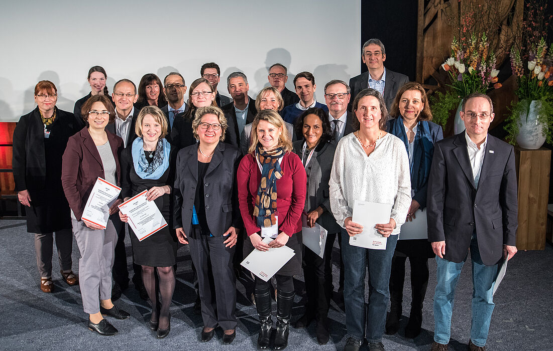 Foto (Costa Belibasakis/TH Köln): Preisübergabe in Anwesenheit von NRW-Wissenschaftsministerin Svenja Schulze, 1. Reihe, 3. von links, links daneben Juliane Fuge. 2. Reihe, 2. von links: Prof. Dr. Niclas Schaper (Vorstandsmitglied der dghd).