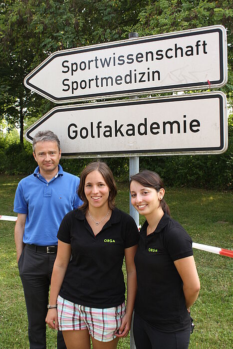 Foto (Uni Paderborn, Patrick Kleibold): (v.l.) Vizepräsident Prof. Dr. Bernd Frick, Elske Döring und Beriwan Mahmood, beide Studentinnen der Sportwissenschaft