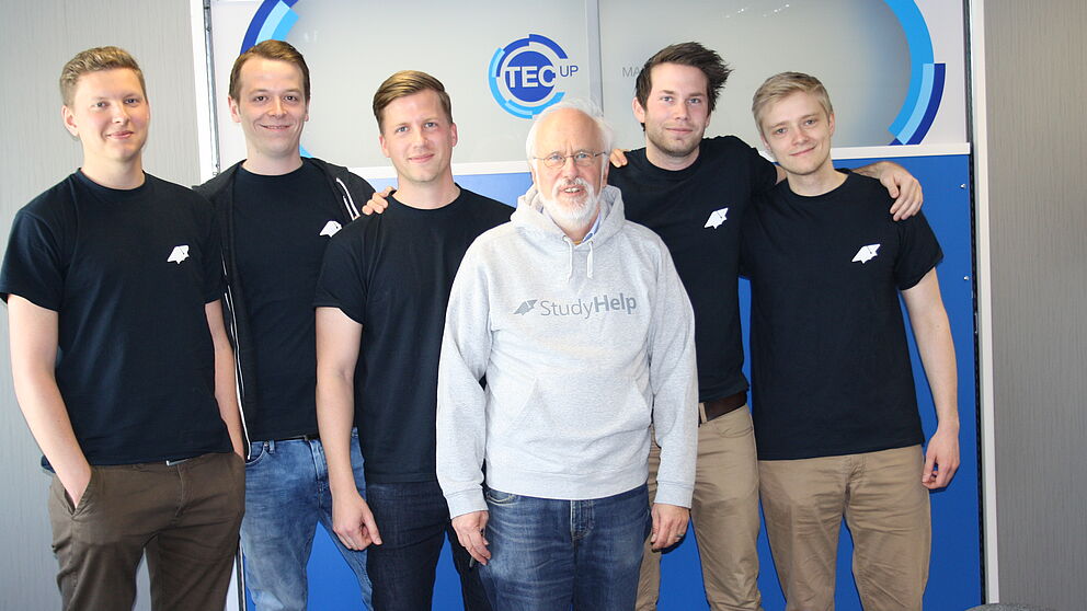 Foto (TecUP, Universität Paderborn): Die StudyHelp GmbH (hinten, v. l. n. r.: Julian Droste, Maximilian Fleitmann, Carlo Oberkönig, Daniel Weiner und Patrick Burmann) freut sich auf die fachliche und finanzielle Unterstützung von Dr. Volker Bastert (vo