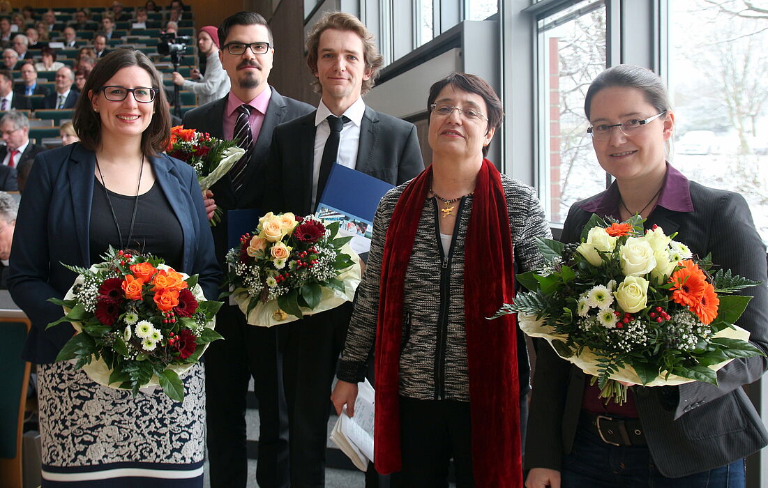 Foto (Universität Paderborn, Nina Reckendorf): (v. l. n. r.) Katharina Gefele, Daniel S. Ribeiro, Adrian Hülsmann, Prof. Dr. Birgit Riegraf und Dr. Jessica Nitsche.