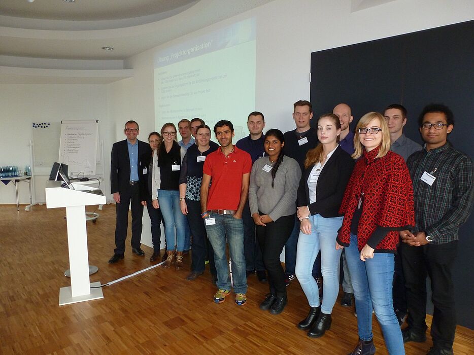 Foto (Ferber-Software GmbH): 13 Studierende der Uni Paderborn waren zu Besuch bei der Ferber-Software GmbH in Lippstadt.