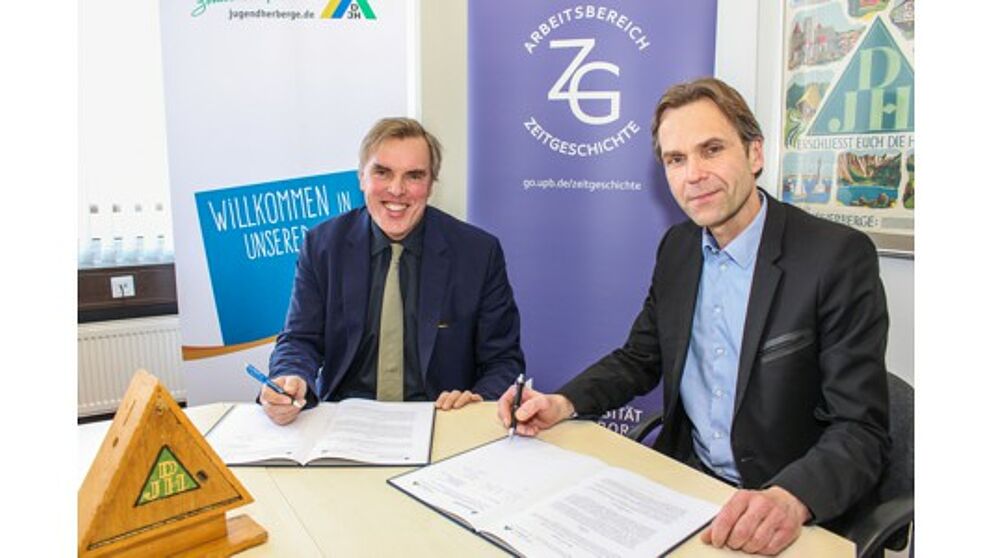 Foto (Universität Paderborn, Johannes Pauly): Bernd Dohn (l.) und Prof. Dr. Peter Fäßler unterzeichnen den Kooperationsvertrag über 100.000 Euro.