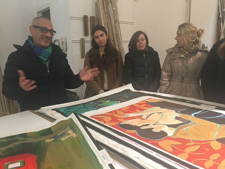 Foto (J. Ströter-Bender): Ateliergespräch Paolo Bigelli mit Studentinnen aus dem Fach Kunst.