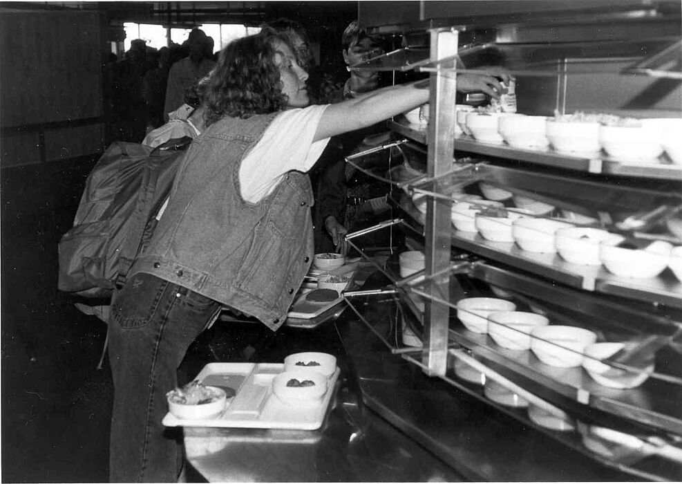 Archivfoto Mensa-Rondell: Erstaunt sind die Ehemaligen auch über das Essens-Angebot in der Mensa. Nichts erinnert mehr an die beiden legendären Mensa-Rondelle mit den Speisen in den Plastikschalen, die in der Runde kreisten. (Foto: Universität Paderbor