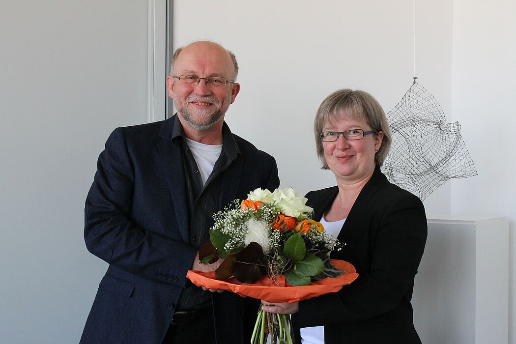 Foto (Universität Paderborn, Thomas Strauch): Vizepräsidentin Simone Probst beglückwünschte Dienstjubilar Alfons Schmidt.