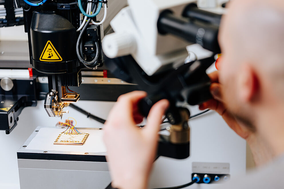 Forscher schaut durch Mikroskop