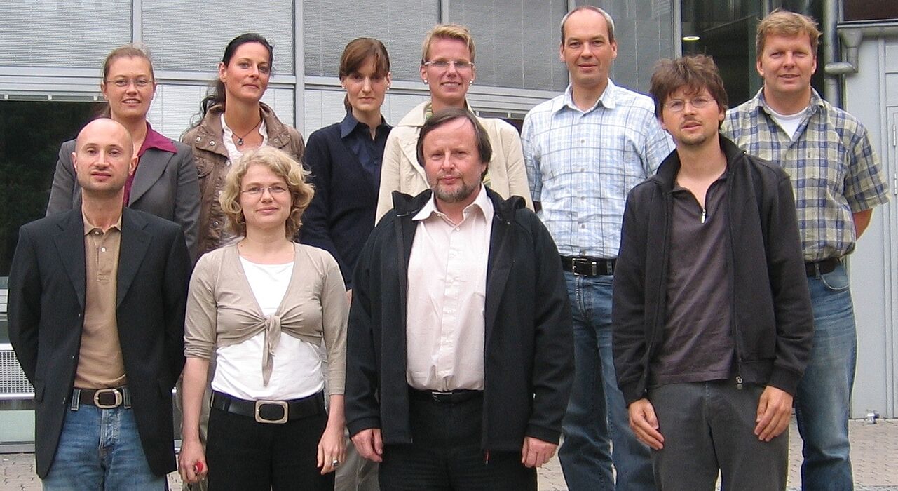 Foto (Universität Paderborn): Prof. Dr. Peter F. E. Sloane (vorne Mitte re.) und Dr. Bernadette Dilger (vorne Mitte li.) mit acht der Kollegiaten des neuen Wirtschaftspädagogischen Graduiertenkollegs der Universität Paderborn.