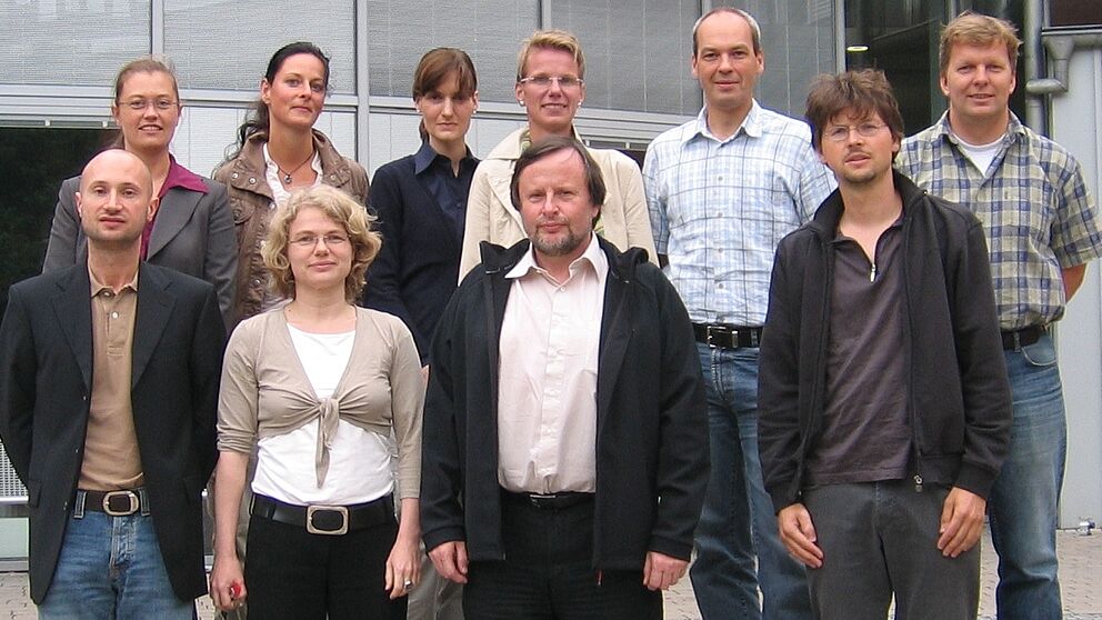 Foto (Universität Paderborn): Prof. Dr. Peter F. E. Sloane (vorne Mitte re.) und Dr. Bernadette Dilger (vorne Mitte li.) mit acht der Kollegiaten des neuen Wirtschaftspädagogischen Graduiertenkollegs der Universität Paderborn.