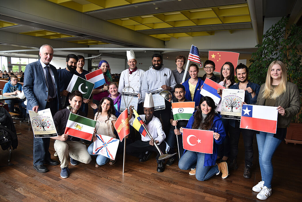 Foto (Studierendenwerk Paderborn): Erhard Wolf – Leiter der Hochschulgastronomie Studierendenwerk, hintere Reihe: Maaz Ur Rahman und Sarmad Javaid – Pakistan, Martine Schumacher - Luxemburg, Atilla Braun – Küchenchef Mensa Academica, Azharuddin Kaz