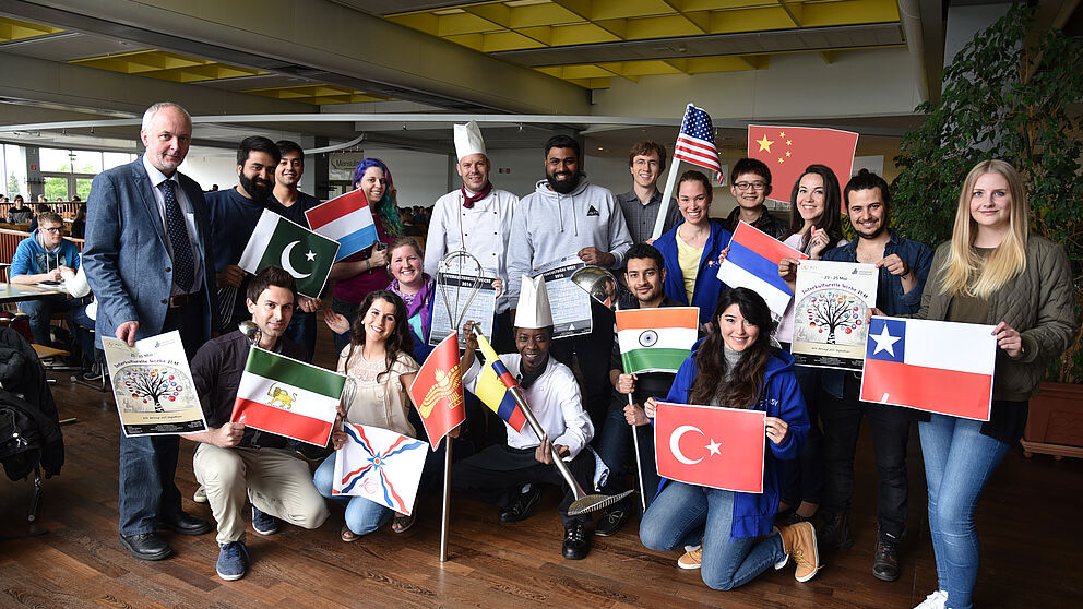 Foto (Studierendenwerk Paderborn): Erhard Wolf – Leiter der Hochschulgastronomie Studierendenwerk, hintere Reihe: Maaz Ur Rahman und Sarmad Javaid – Pakistan, Martine Schumacher - Luxemburg, Atilla Braun – Küchenchef Mensa Academica, Azharuddin Kaz